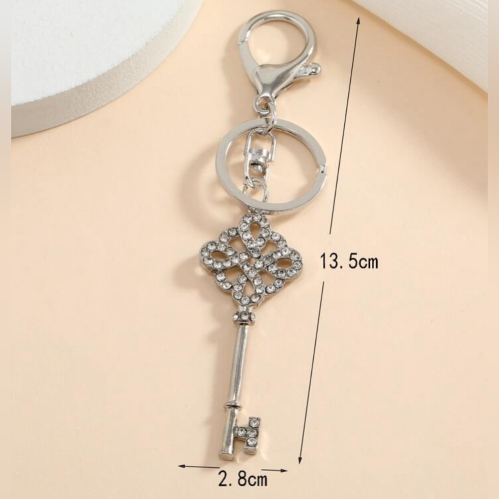 NEW Sparkling Knot Rhinestone Key bag charm/keychain - Picture 3 of 3